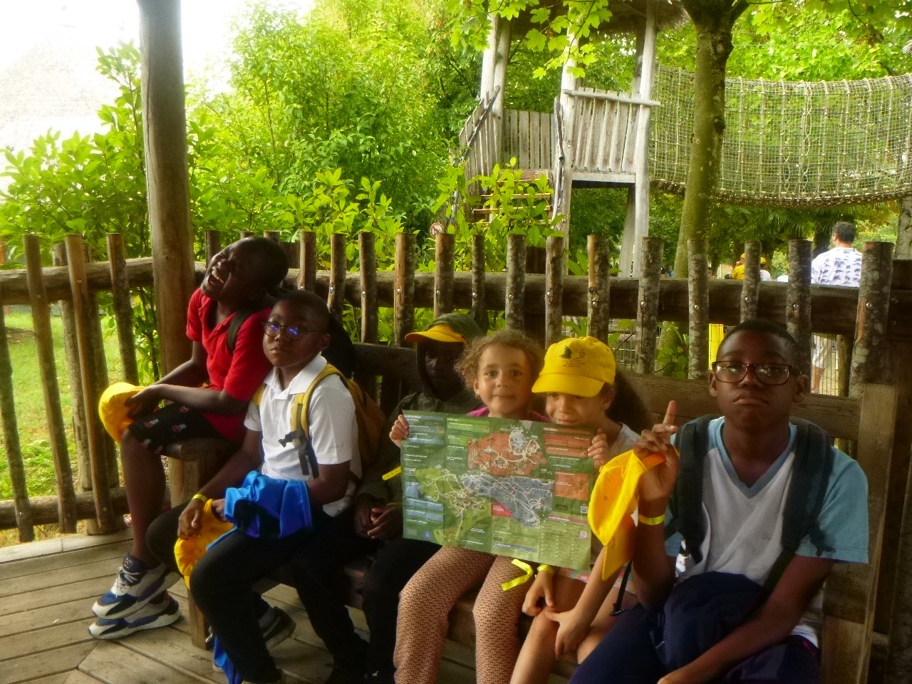 Joyeux Garçon De 3 Ans En Promenade Dans Un Jardin Fleuri Un Petit Garçon  De 3 Ans Portant Un Pull Et Un Chapeau Traverse Un Jardin Fleuri Vêtements  Pour Enfants De 3