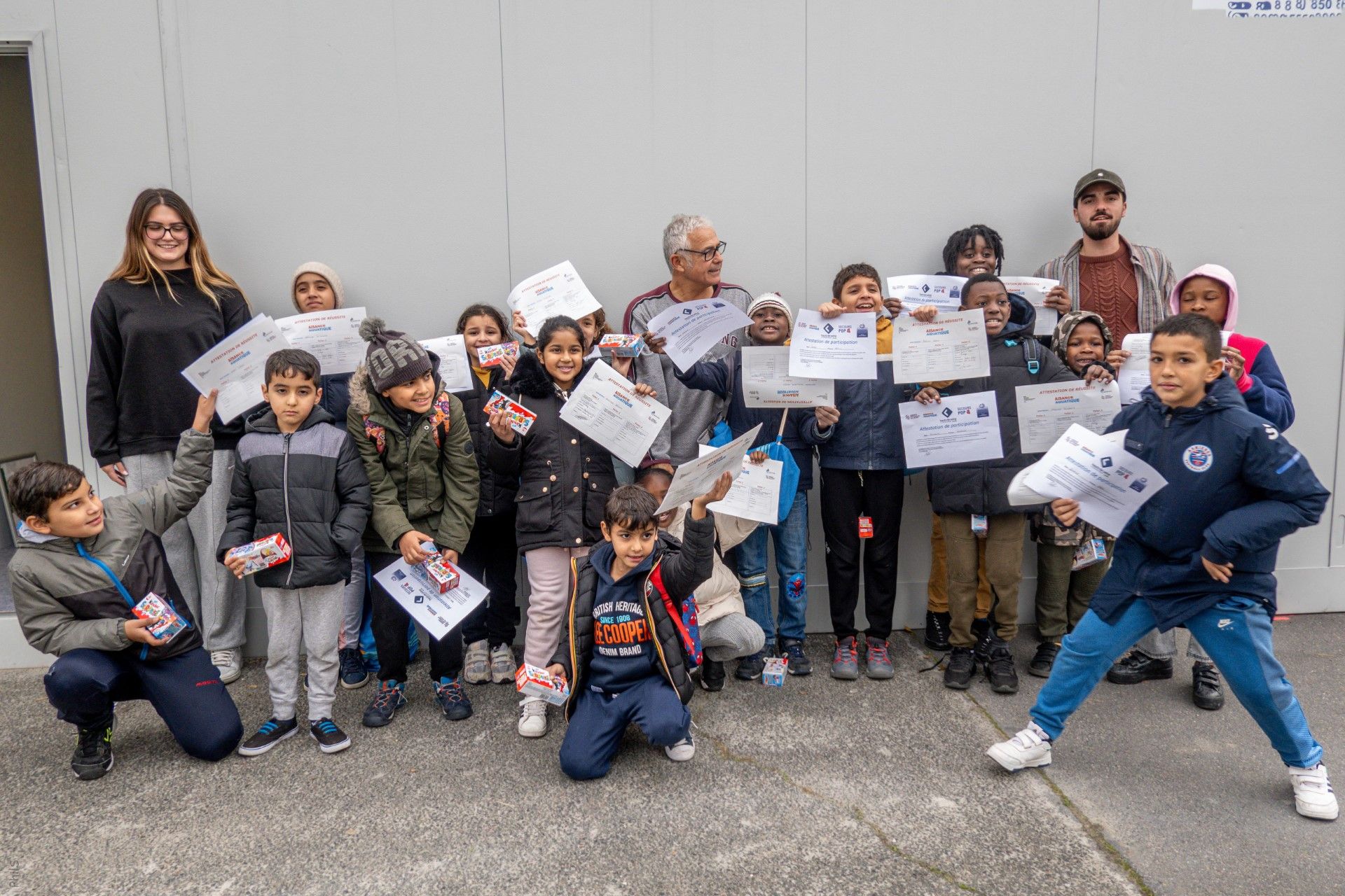 Joyeux Garçon De 3 Ans En Promenade Dans Un Jardin Fleuri Un Petit Garçon  De 3 Ans Portant Un Pull Et Un Chapeau Traverse Un Jardin Fleuri Vêtements  Pour Enfants De 3